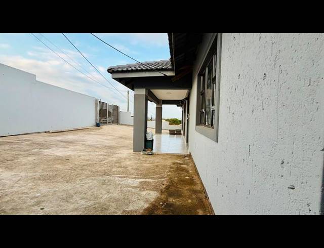 3 BEDROOM HOUSE FOR SALE IN KWAMASHU